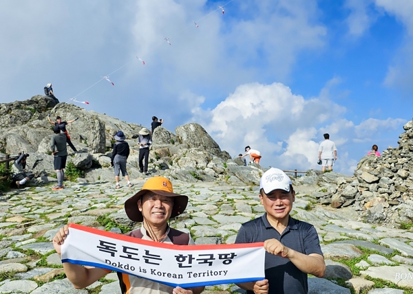 최근 덕유산 정상을 방문하여 기념사진을 촬영한 김동규 회장(오른쪽)