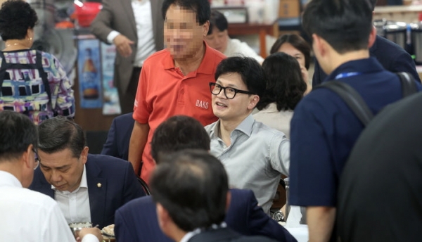  한동훈 국민의힘 대표가 11일 부산 금정구 서동미로시장 내 돼지국밥집을 방문, 시민과 기념사진을 찍고 있다. ⓒ뉴시스