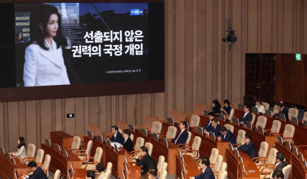 조국 조국혁신당 대표가 최근 서울 여의도 국회에서 열린 제418회국회(정기회) 제4차 본회의에서 비교섭단체 대표연설을 하는 가운데 회의장 모니터에 김건희 여사 사진이 나오고 있다. ⓒ뉴시스