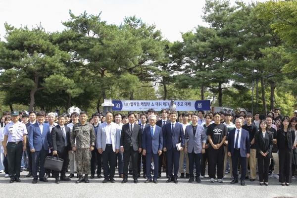 추모예배를 마친 후 참석자들이 기념촬영을 하고 있다. ⓒ목원대