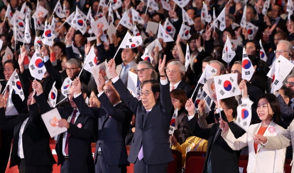 한덕수 국무총리가 9일 오전 서울 종로구 세종문화회관에서 열린 578돌 한글날 경축식에서 만세삼창을 하고 있다. ⓒ뉴시스