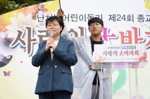 이순희 강북구청장이 2023년 ‘종교연합 사랑의 대바자회'에 참석해 인사말을 전하고 있다. 