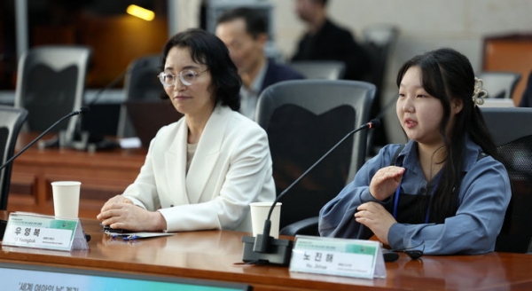 10일 오전 서울 종로구 통일부 남북관계관리단에서 열린 '세계 여아의 날' 계기 탈북민 모녀 및 주한 여성 외교관 초청 간담회에서 탈북민 모녀 우영복 씨와 노진해 학생이 남북의 경험과 한국 사회에서 바라는 삶 등에 대해 얘기하고 있다. ⓒ뉴시스