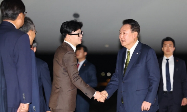 필리핀·싱가포르 국빈방문 및 한·아세안 정상회의 일정을 마친 윤석열 대통령이 11일 성남 서울공항에 도착해 환영나온 한동훈 국민의힘 대표와 인사를 나누던 모습. ⓒ뉴시스