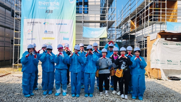 라이트하우스 서울숲은 청년과 교역자 16명이 한국해비타트 충남세종지회에서 진행하는 ‘희망의집짓기’ 현장에 봉사활동에 참여했다