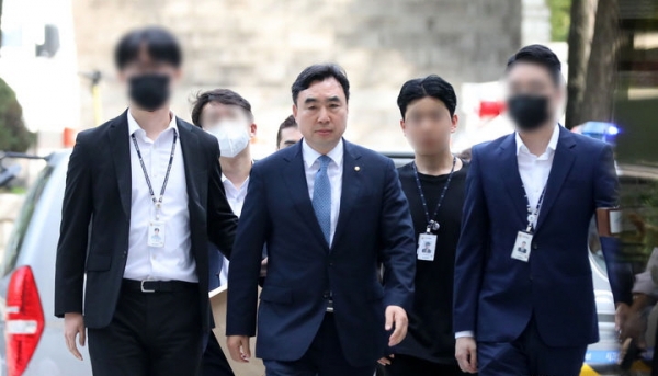 2021년 더불어민주당 전당대회 돈 봉투 살포 의혹에 관여한 혐의로 구속영장이 청구된 윤관석 무소속 의원이 4일 서울 서초구 서울중앙지법에서 열린 영장실질심사(구속 전 피의자심문)에 출석하던 모습. ⓒ뉴시스