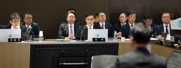 이창용 한국은행 총재가 14일 서울 중구 한국은행 본부에서 열린 국회 기획재정위원회의 한국은행에 대한 국정감사에 출석해 의원 질의에 답변하고 있다. ⓒ뉴시스