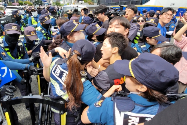 '제16회 대구퀴어문화축제'의 본격적인 축제 시작에 앞서 주최 측과 경찰이 대치하던 모습. ⓒ뉴시스