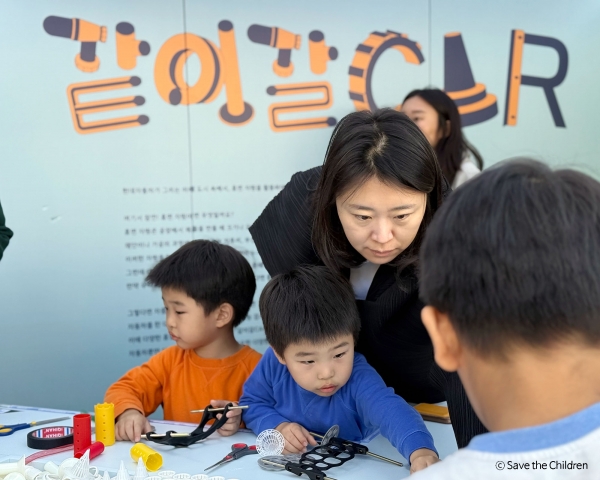 같이갈CAR 부스에서 휴면자원 부속품으로 자동차를 만들고 있는 아동