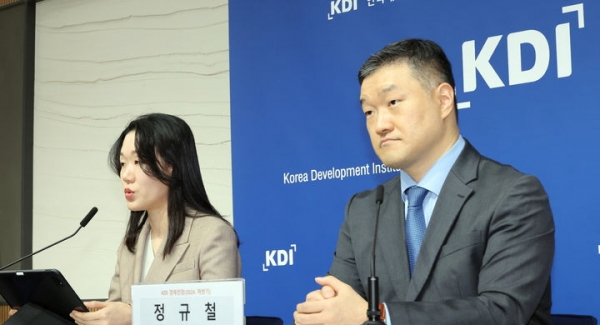 KDI 정규철 경제전망실장과 김지연 경제전망실 전망총괄이 12일 세종시 정부세종청사에서 2025년 우리 경제는 내수 부진이 점차 완화되겠지만, 수출 증가세가 둔화되며 2024년(2.2%) 보다 낮은 2.0% 성장할 것으로 전망된다고 밝히고 있다. ⓒ뉴시스