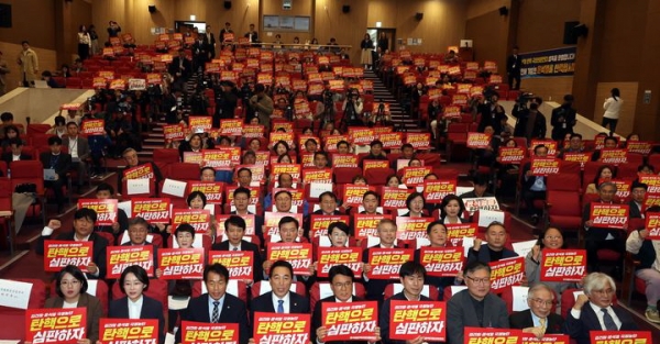 황운하, 박수현 윤석열탄핵국회의원연대 대표의원을 비롯한 참석자들이 13일 오전 서울 여의도 국회 의원회관 대회의실에서 열린 '윤석열탄핵국회의원연대 발족식' 에서 구호를 외치고 있다. ⓒ뉴시스