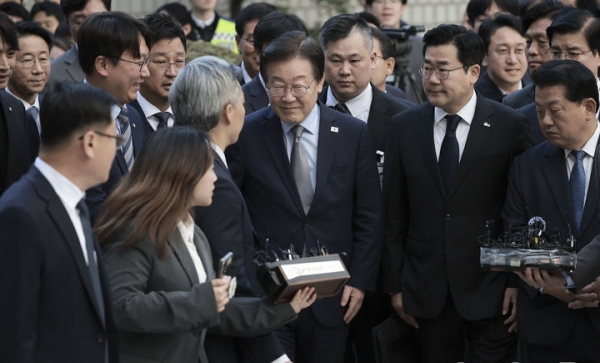 이재명 더불어민주당 대표가 15일 서울 서초구 서울중앙지방법원에서 열린 공직선거법 위반 사건 관련 1심 선고 재판에 출석하