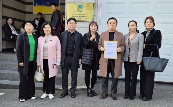 '탈북민 선전단'은 11일 서울 용산구에 있는 한국 주재 우크라이나 대사관을 방문해 북한군인들을 위해 제작된 탈출방법 안내서, 방송용 선전물, 볼로디미리 젤렌스키 우크라이나 대통령에게 보내는 서한 등을 전달했다고 밝혔다. ⓒ탈북민 선전단