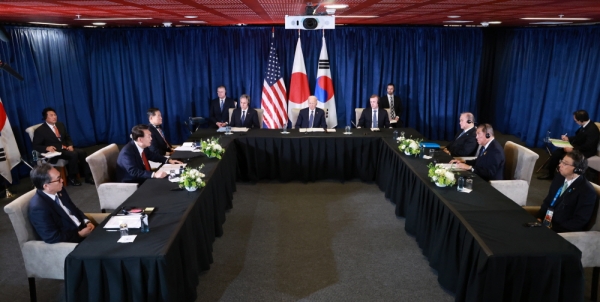 아시아태평양경제협력체(APEC) 정상회의 참석차 페루를 방문 중인 윤석열 대통령이 15일(현지시각) 페루 리마 컨벤션센터에서 조 바이든 미국 대통령, 이시바 시게루 일본 총리와 한미일 정상회의를 하고 있다. ⓒ뉴시스