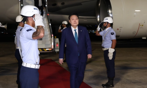 윤석열 대통령이 17일(현지시각) 주요 20개국(G20) 정상회의 참석차 브라질 리우데자네이루 갈레아오 공군기지에 도착해 차량으로 향하며 의장대를 사열하고 있다. ⓒ뉴시스