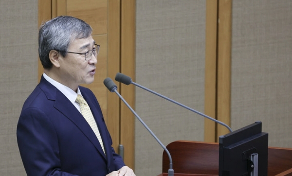 정근식 서울시 교육감이 18일 서울 중구 서울시의회에서 열린 제327회 정례회 제2차 본회의에서 김혜지 국민의힘 서울시의원 질문에 답하고 있다.