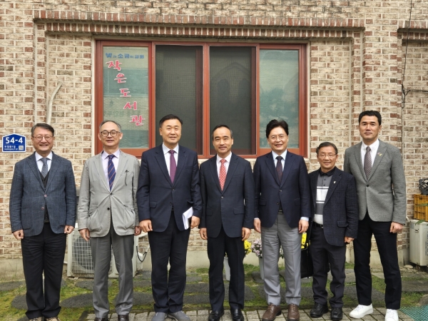 한국교회이단대책위원장협의회 참석자들이 기념촬영에 임하고 있다.