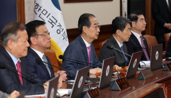 한덕수 국무총리가 26일 오전 서울 종로구 정부서울청사에서 열린 '김건희 여사 특검법'(윤석열 대통령 배우자 김건희의 주가조작 사건 등의 진상규명을 위한 특별검사 임명 등에 관한 법률안)에 대한 재의요구안을 심의 의결하는 국무회의에서 발언하고 있다. ⓒ뉴시스 