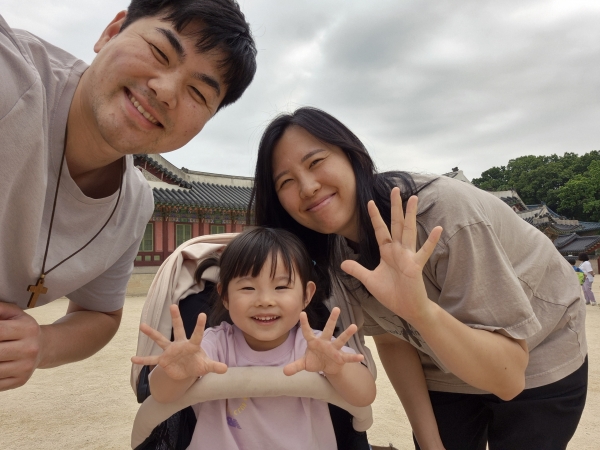 전요셉 목사와 아내 이상아 사모, 딸 사랑양. ⓒ전요셉