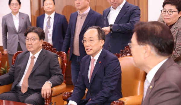 추경호 국민의힘 원내대표와 중진 의원들이 2일 오전 서울 여의도 국회에서 열린 비상의원총회를 마친 뒤 국회의장실을 방문해 우원식 의장에게 감액 예산안의 본회의 처리에 대한 반대 의견을 전달하고 있다. ⓒ뉴시스