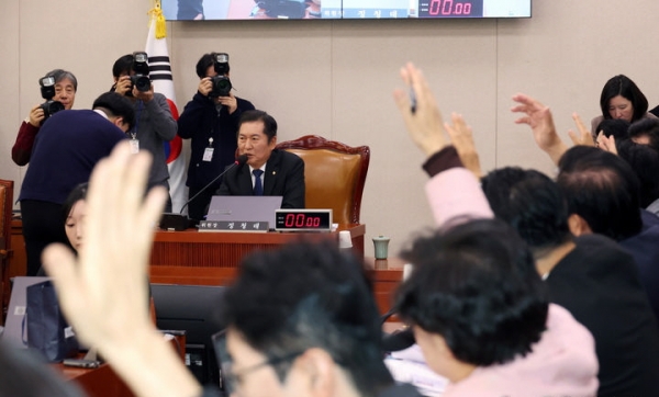 정청래 국회 법사위원장이 3일 서울 여의도 국회에서 법무부·검찰청·검사의 헌법·법령 위반 등에 대한 감사요구를 안건으로 열린 제418회 국회(정기회) 법제사법위원회 제18차 전체회의를 주재하고 있다. ⓒ뉴시스