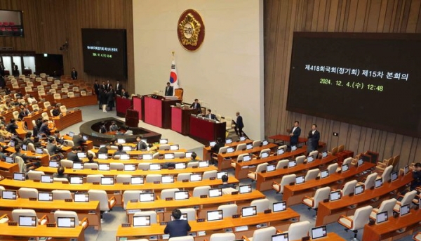 윤석열 대통령이 긴급 대국민 담화를 통해 비상계엄령을 발표한 가운데 4일 새벽 서울 여의도 국회에서 우원식 국회의장 주재로 본회의가 열리고 있다. 