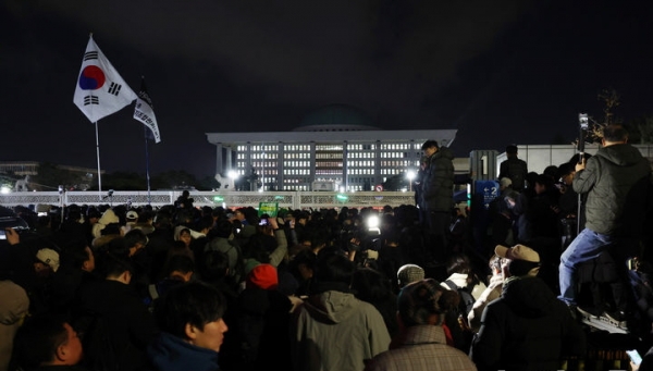 윤석열 대통령의 비상계엄 해제 요구 결의안이 국회 본회의에서 통과된 4일 새벽 서울 영등포구 국회 정문 앞 시민들이 모인 모습. ⓒ뉴시스