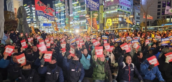 민주노총 울산지역본부는 4일 오후 울산 남구 롯데백화점 광장에서 윤석열 대통령 구속을 촉구하는 투쟁대회를 열고 있다. ⓒ뉴시스