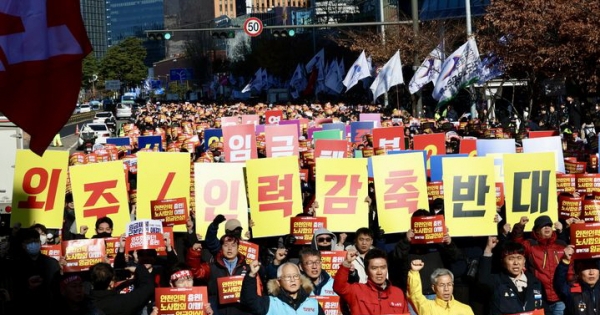 5일 서울 용산구 서울역 앞에서 열린 전국철도노동조합(철도노조) 서울지방본부 총파업 출정식에서 참가자들이 구호를 외치고 있다. ⓒ뉴시스 