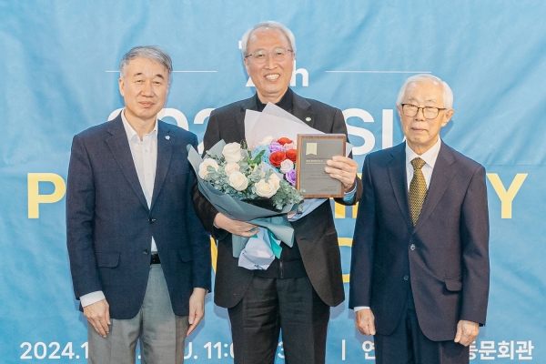 밀알복지재단 정형석 상임대표가 APA 시상식에서 올해의 필란트로피스트 상을 수상했다