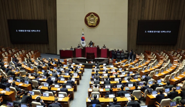 우원식 국회 의장이 7일 서울 여의도 국회에서 김건희 여사 특검 및 윤석열 대통령 탄핵소추안을 안건으로 열린 제418회 국회(정기회) 제17차 본회의에서 윤 대통령 탄핵소추안을 투표불성립으로 폐기를 선포하고 있다.