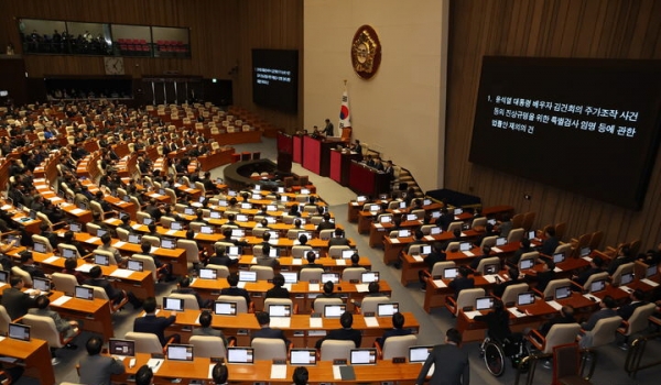 우원식 국회의장이 7일 오후 서울 여의도 국회에서 열린 제418회국회(정기회) 제17차 본회의에서 윤석열 대통령 배우자 김건희의 주가조작 사건 등의 진상규명을 위한 특별검사 임명 등에 관한 법률안 재의의 건을 상정하고 있다. 