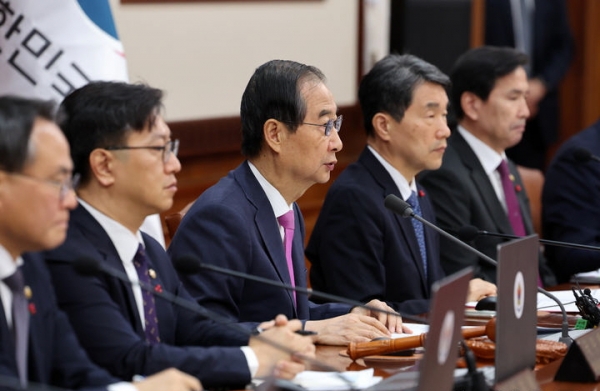 한덕수 국무총리가 10일 오전 서울 종로구 정부서울청사에서 열린 계엄 이후 첫 총리 주재 국무회의에서 발언하고 있다. ⓒ뉴시스