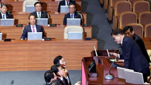 우원식 국회의장이 10일 오후 서울 여의도 국회에서 열린 제418회국회(정기회) 제18차 본회의에서 박찬대 더불어민주당 원내대표와 진성준 정책위의장, 김상훈 국민의힘 정책위의장과 배준영 원내수석부대표와 안건 조율을 하고 있다. 