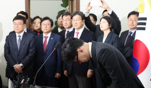 한동훈 국민의힘 대표가 16일 오전 서울 여의도 국회에서 열린 당대표 사퇴 기자회견에서 머리숙여 사과하고 있다. 