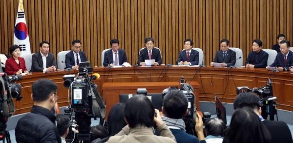 권성동 당 대표 권한대행 겸 원내대표가 17일 오전 서울 여의도 국회에서 열린 원내대책회의에서 발언을 하고 있다. ⓒ뉴시스