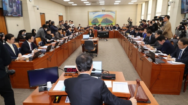 윤한홍 정무위원장이 18일 오전 서울 여의도 국회에서 열린 정무위원회 전체회의에서 의사봉을 두드리고 있다. ⓒ뉴시스