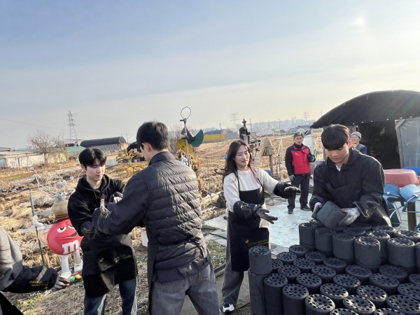 서울신학대학교-유한대학교 연탄나눔운동 진행