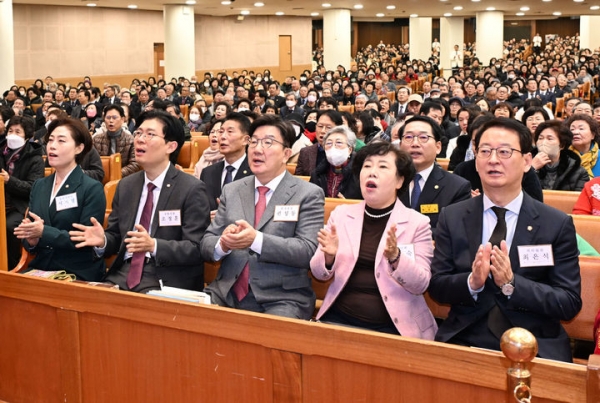 권성동 국민의힘 당대표 권한대행 겸 원내대표가 25일 서울 여의도 순복음교회에서 성탄예배를 드리고 있다. ⓒ뉴시스