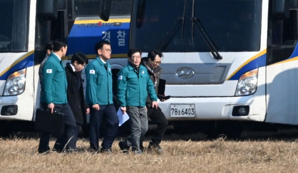 최상목 대통령 권한대행 부총리 겸 기획재정부 장관(오른쪽 두번째)이 전남 무안공항에서 여객기 착륙 도중 충돌 사고가 난 29일 오후 무안공항을 찾아 사고 현장으로 향하고 있다. ⓒ뉴시스