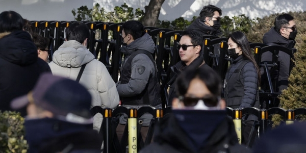 고위공직자범죄수사처(공수처)가 윤석열 대통령 체포영장 집행을 중지한 3일 오후 공수처 관계자들과 경찰이 서울 용산구 대통령 관저에서 철수하고 있다.