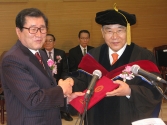 총신대 제5대 총장에 취임한 길자연 목사를 축하하는 김영우 재단이사장