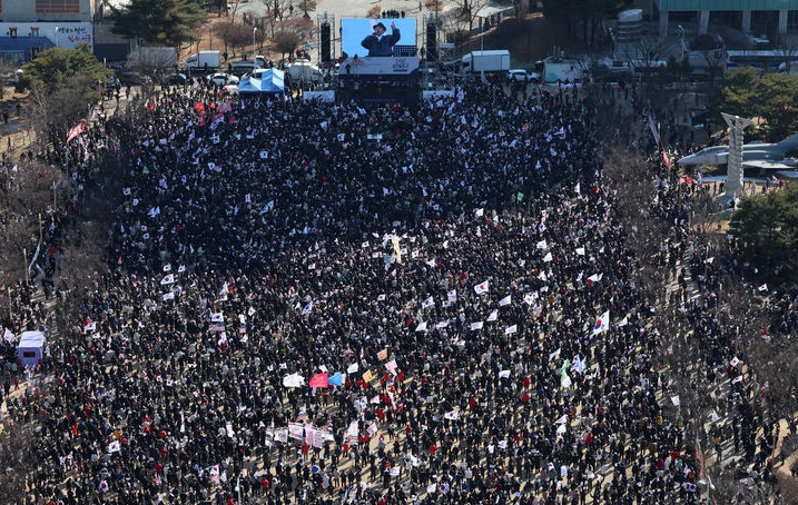 22일 오후 대전 서구 대전시청 앞 보라매공원에서 세이브코리아가 주최한 국가비상기도회에서 참석자들이 태극기를 흔들고 있다. 