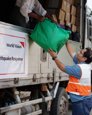 월드비전 직원이 긴급구호키트를 옮기는 모습