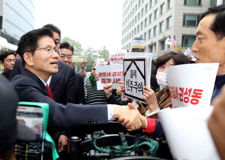 김문수 국민의힘 대선후보가 10일 오전 서울 여의도 국민의힘 중앙당사 대통령후보실에서 캠프 관계자들과 대책회의를 마치고 나와 지지자들과  인사를 하고 있다.