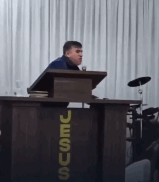 강단에서 무릎 꿇은 뒤 쓰러져 소천한 세르지우 카르빈유 목사. ⓒ영상 캡처