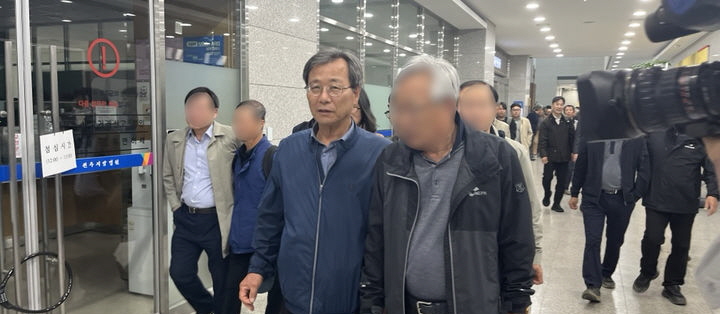 전주지방법원에서 열린 국가보안법 위반 혐의 1심 재판에서 하연호 전북민중행동 공동상임대표(왼쪽에서 3번째)가 재판을 방청한 시민단체 회원들과 대화를 나누면서 법원을 빠져나가고 있다.