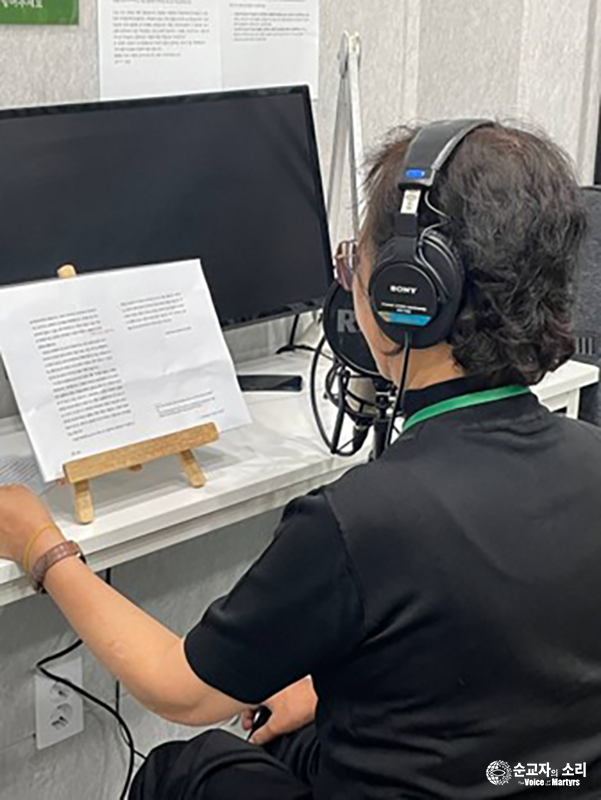 북한에 송출할 방송 프로그램을 녹음하고 있는 탈북민. 한국에 온 탈북민과 한국인 자원봉사자들이 대북 라디오 방송 프로그램 녹음에 참여하고 있다.
