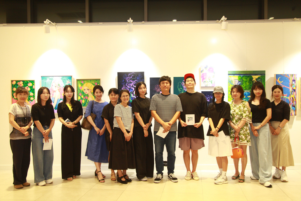 전시 현장에서 참석자들의 기념촬영. ⓒ주최 측 제공