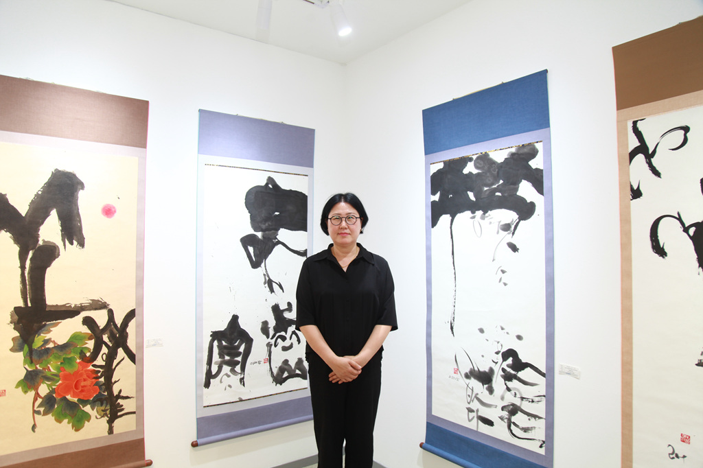 자신의 작품 앞에 선 이다감 작가. ⓒ주최 측 제공